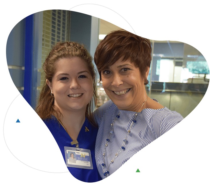 快乐的老师在课堂上与学生交流