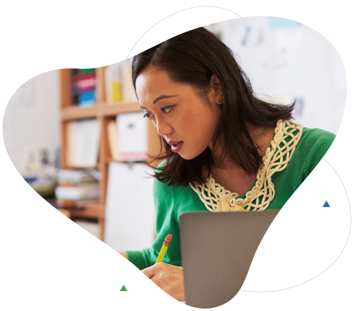 CTE老师在课桌上做行政工作